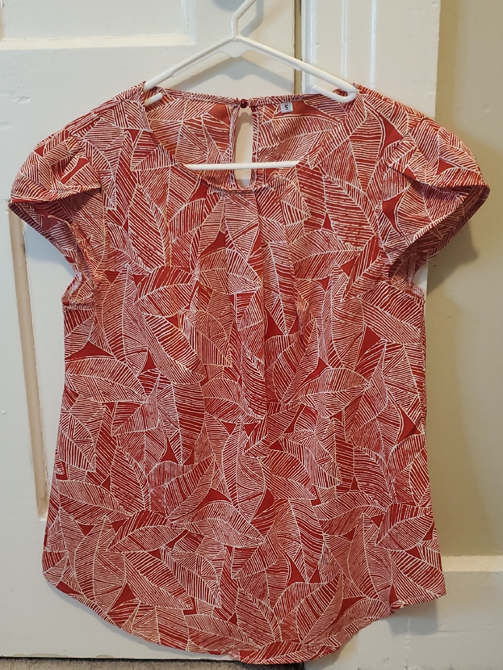 Women’s Red Leaf-Print Short-Sleeve Top